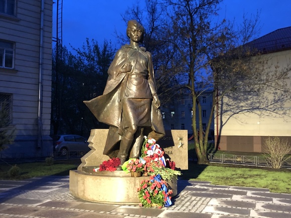 Памятник Герою Советского Союза А. Молдагуловой