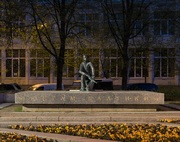 Подсветкой оформлен памятник Юнгам Балтики